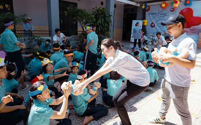 Hình ảnh minh họa bảo mật thông tin và giao dịch, với biểu tượng khóa và lá chắn.